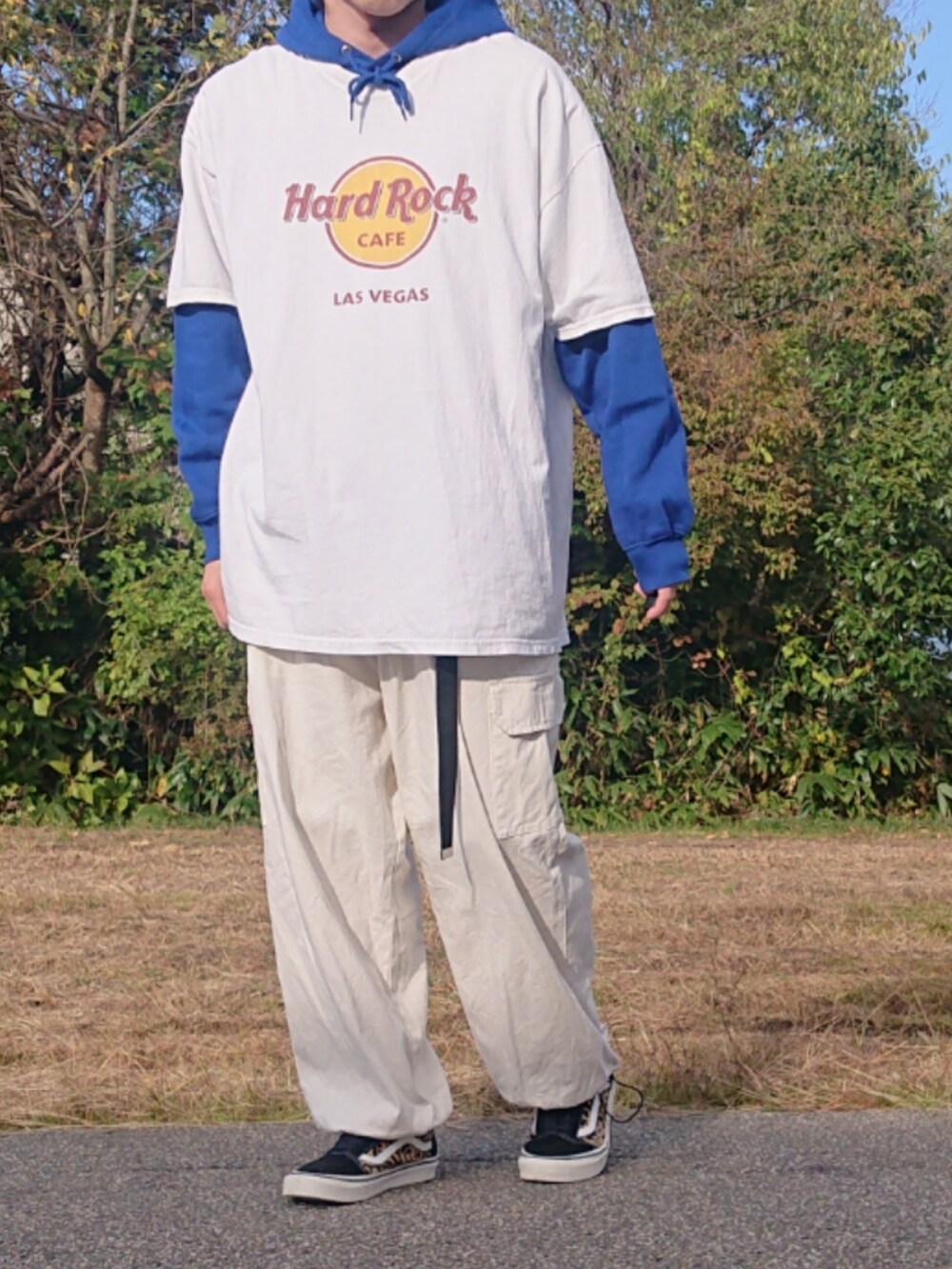 その他のスニーカー、ホワイト系のカーゴパンツを着用したメンズの秋コーディネートの2枚目の写真