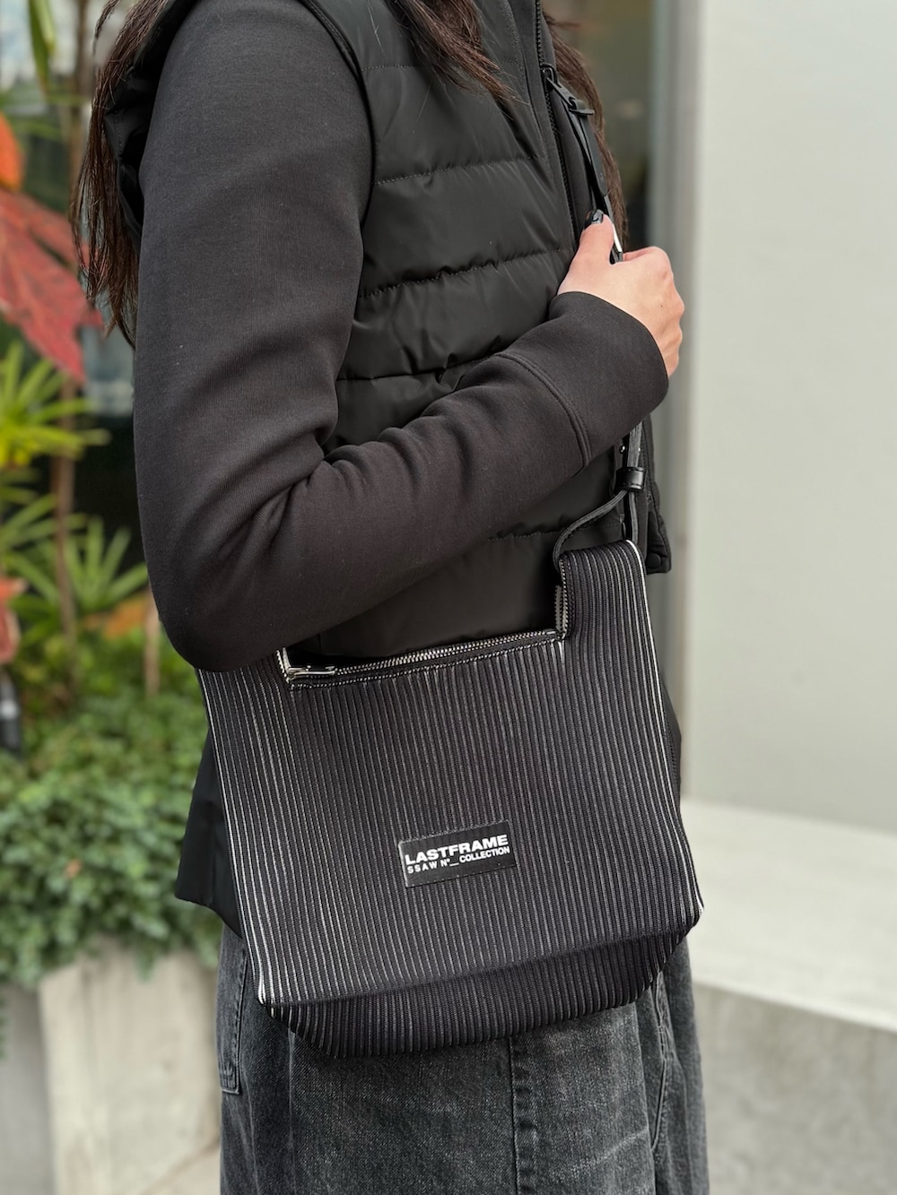 ブラック系のショルダーバッグ、ブラック系のカーディガン/ボレロを着用したレディースの秋コーディネートの7枚目の写真