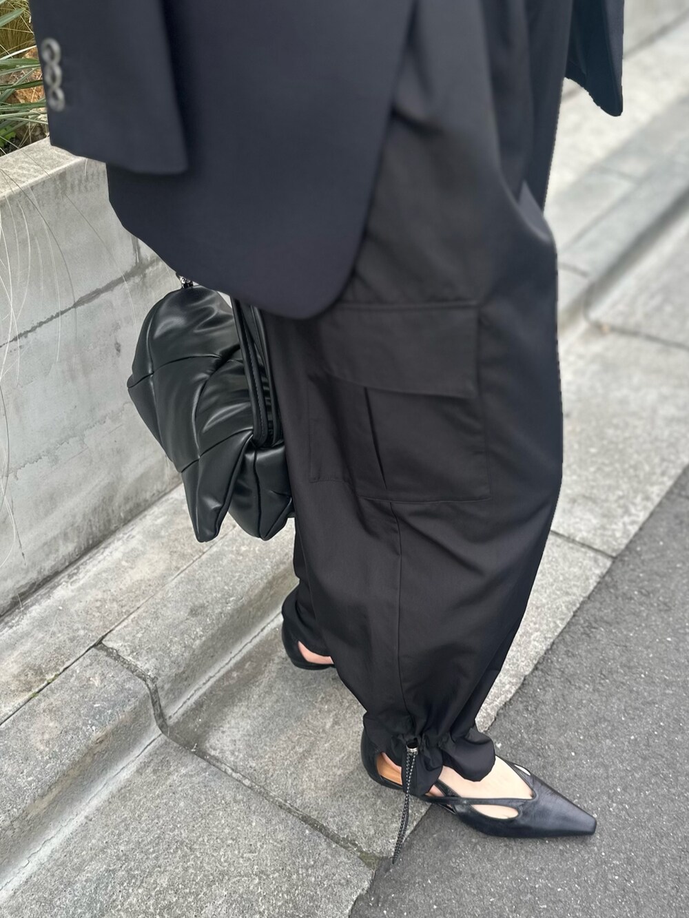 ブラック系のカーゴパンツ、ブラック系のテーラードジャケットを着用したレディースの春コーディネートの7枚目の写真