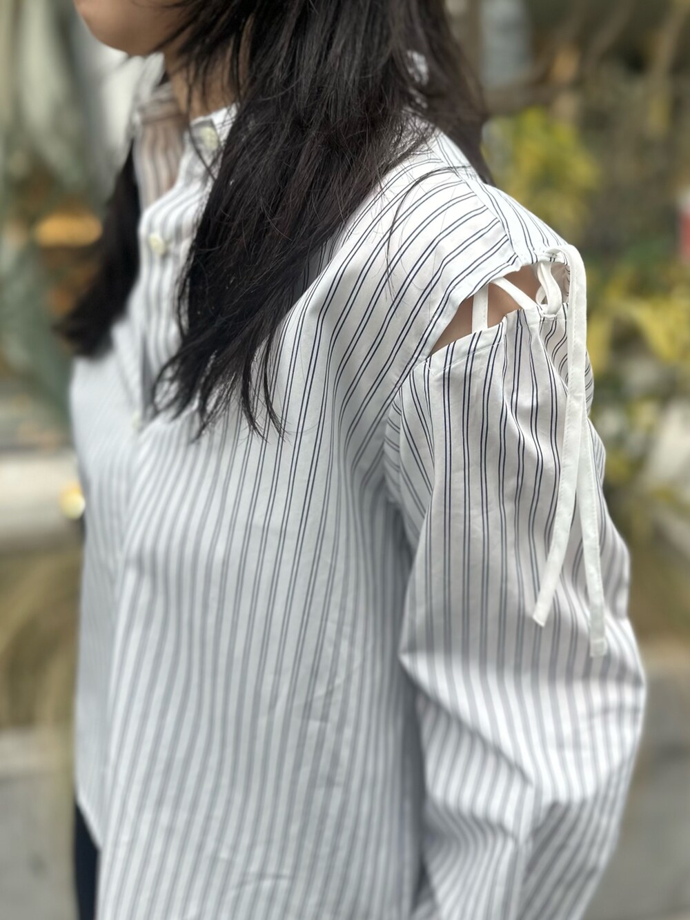 ブラック系のカーゴパンツ、ブラック系のテーラードジャケットを着用したレディースの春コーディネートの6枚目の写真