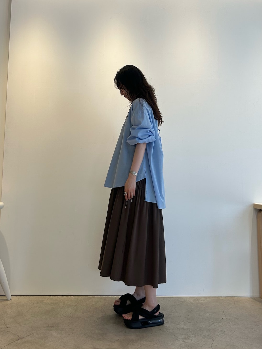 「ノースリーブ、シンプルスタイル、おでかけコーデ、ラクチンコーデ、オトナカジュアル、キレイめカジュアル、お出かけコーデ、ワンピーススタイル、夏コーデ、ワンピース、きれいめカジュアル、休日スタイル」｜「LASTFRAMEの【LASTFRAME/ラストフレーム】マーケットバッグ KYOTO METALLIC MARKET BAG MINI L25220（ショルダーバッグ、ブラック系）」を使った、SHIORIさん（骨格ウェーブ・レディース・170cm）の夏コーディネートの2枚目の写真