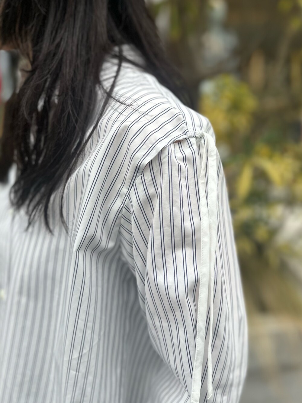 ブラック系のカーゴパンツ、ブラック系のテーラードジャケットを着用したレディースの春コーディネートの5枚目の写真