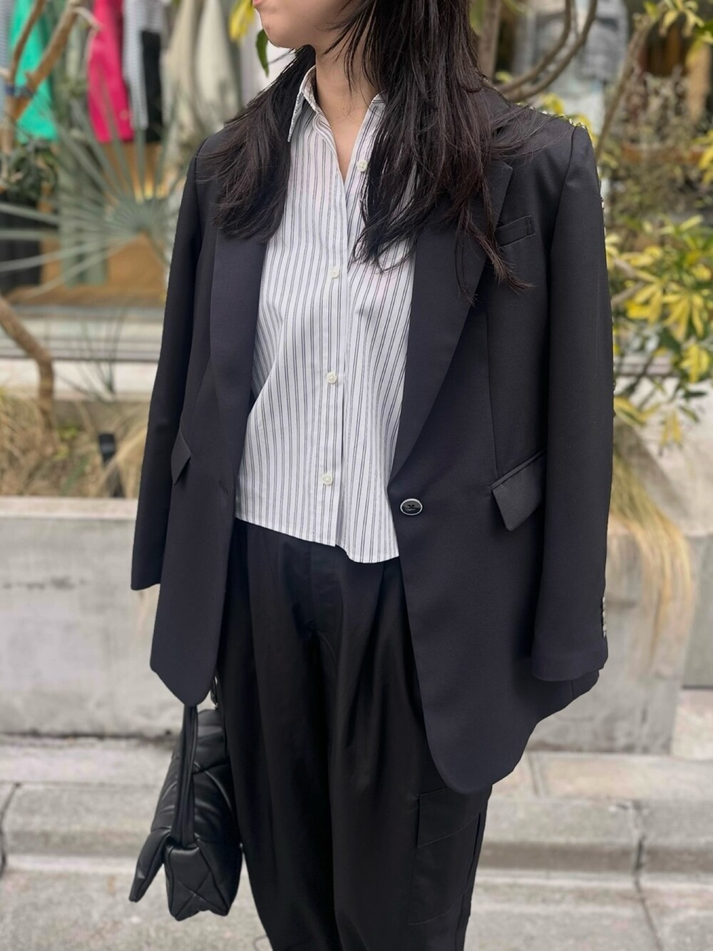 ブラック系のカーゴパンツ、ブラック系のテーラードジャケットを着用したレディースの春コーディネートの3枚目の写真