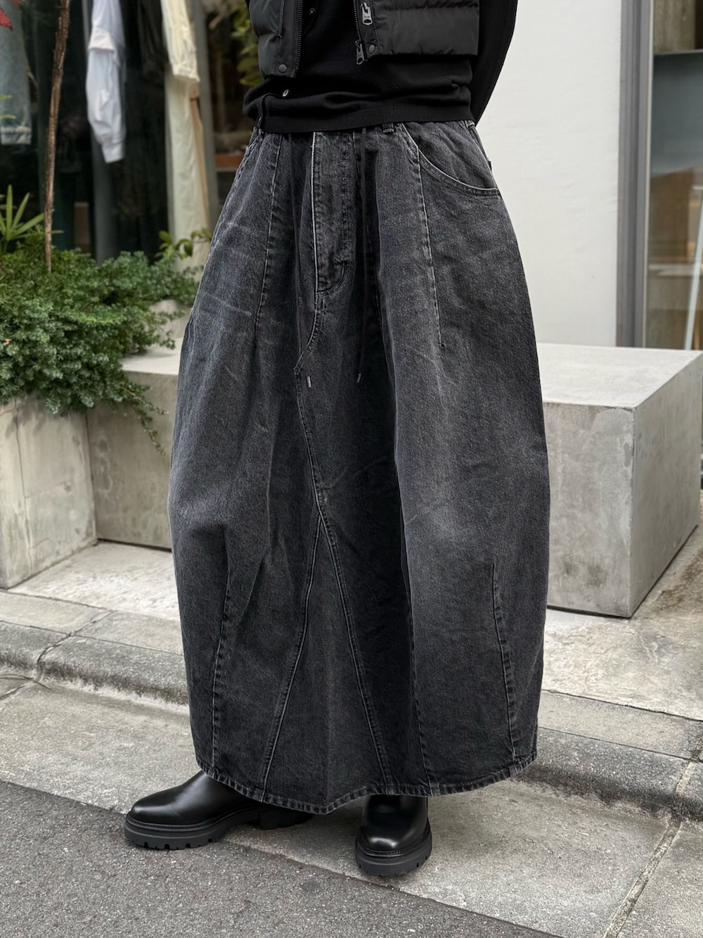 ブラック系のショルダーバッグ、ブラック系のカーディガン/ボレロを着用したレディースの秋コーディネートの6枚目の写真