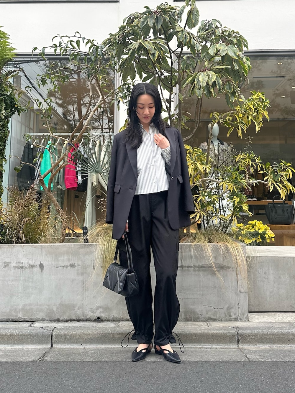 ブラック系のカーゴパンツ、ブラック系のテーラードジャケットを着用したレディースの春コーディネートの2枚目の写真