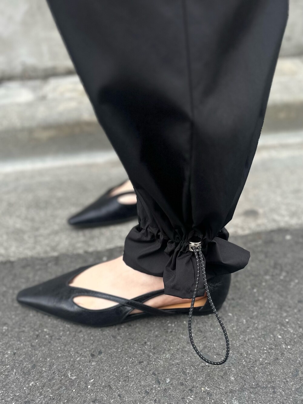 ブラック系のカーゴパンツ、ブラック系のテーラードジャケットを着用したレディースの春コーディネートの8枚目の写真