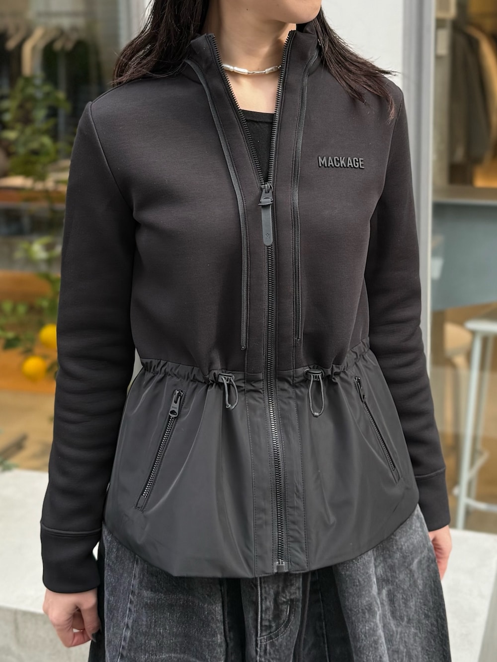 ブラック系のショルダーバッグ、ブラック系のカーディガン/ボレロを着用したレディースの秋コーディネートの4枚目の写真