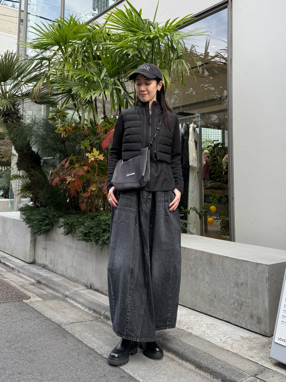 ブラック系のショルダーバッグ、ブラック系のカーディガン/ボレロを着用したレディースの秋コーディネートの2枚目の写真