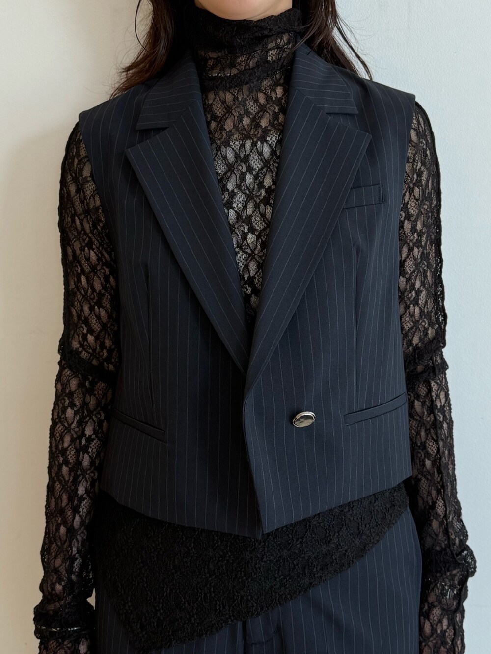 ブルー系のベスト、ブラック系のTシャツ/カットソー、ブルー系のスラックスを着用したレディースの夏コーディネートの3枚目の写真