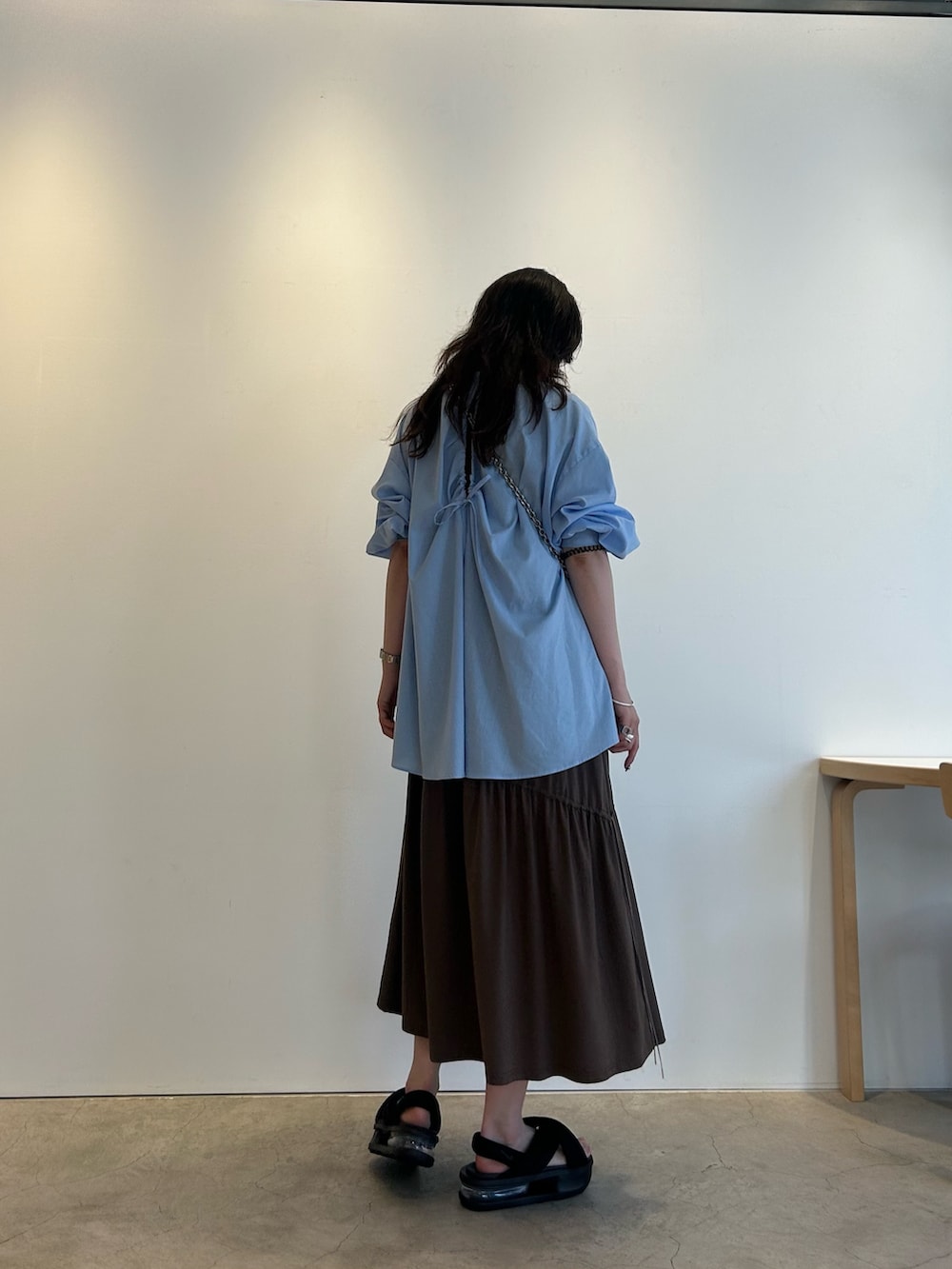 「ノースリーブ、シンプルスタイル、おでかけコーデ、ラクチンコーデ、オトナカジュアル、キレイめカジュアル、お出かけコーデ、ワンピーススタイル、夏コーデ、ワンピース、きれいめカジュアル、休日スタイル」｜「LASTFRAMEの【LASTFRAME/ラストフレーム】マーケットバッグ KYOTO METALLIC MARKET BAG MINI L25220（ショルダーバッグ、ブラック系）」を使った、SHIORIさん（骨格ウェーブ・レディース・170cm）の夏コーディネートの4枚目の写真