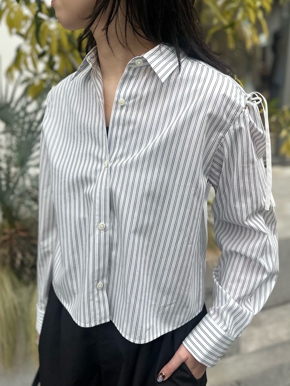 ブラック系のカーゴパンツ、ブラック系のテーラードジャケットを着用したレディースの春コーディネートの4枚目の写真