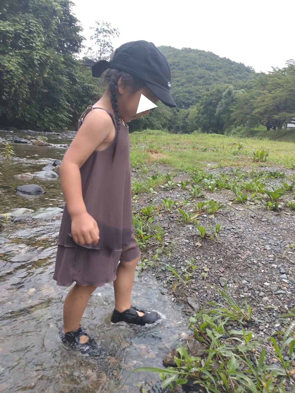 ブラック系のサンダル、ブラウン系の水着、ブラック系のキャップを着用したキッズの夏コーディネートの2枚目の写真