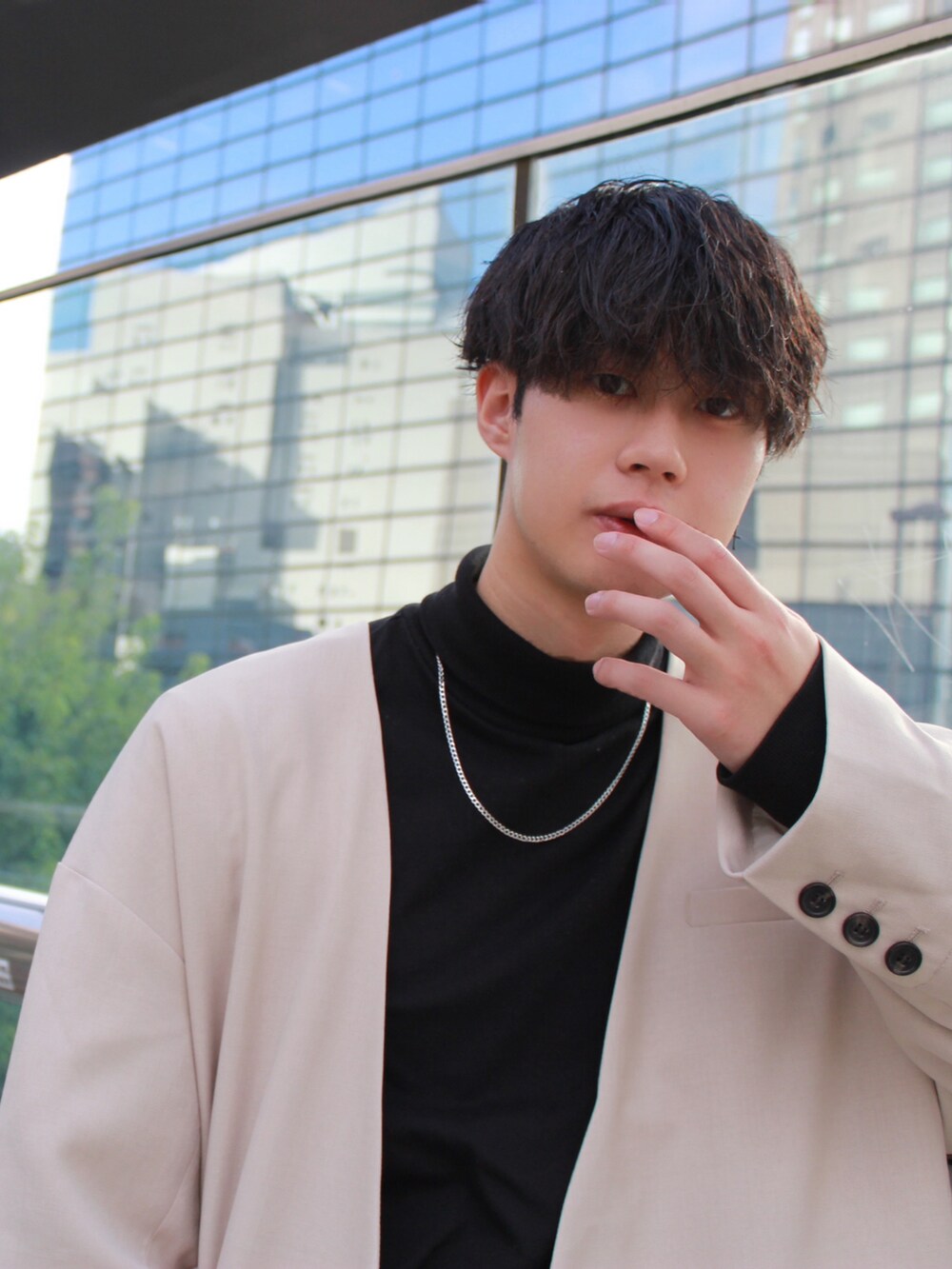 ベージュ系のノーカラージャケット、ブラック系のTシャツ/カットソー、ブラック系のドレスシューズを着用したメンズの春コーディネートの3枚目の写真