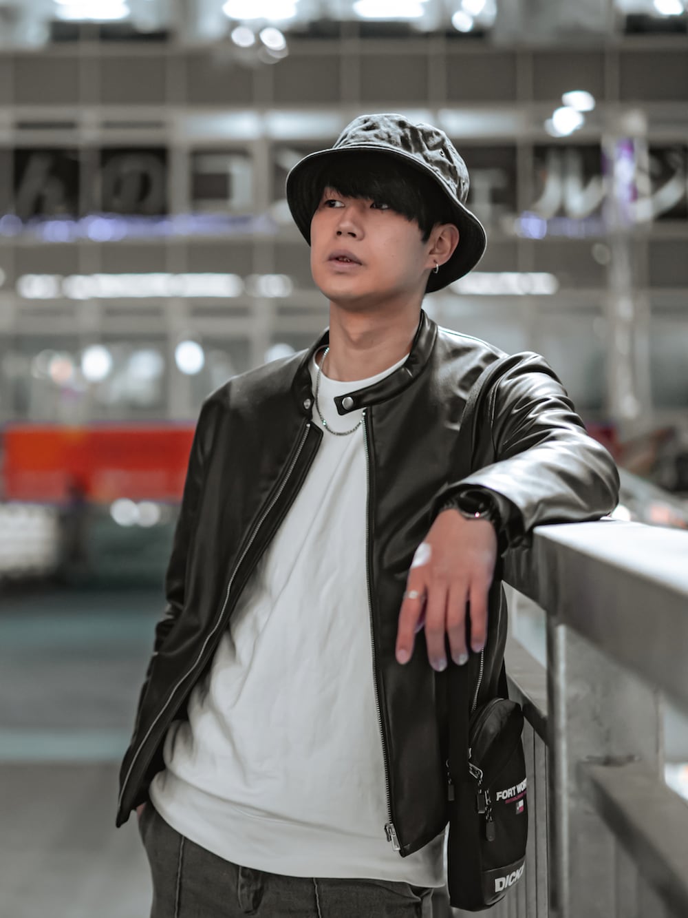 ブラック系のライダースジャケット、グレー系のデニムパンツ、ブラック系のドレスシューズを着用したメンズの春コーディネートの3枚目の写真