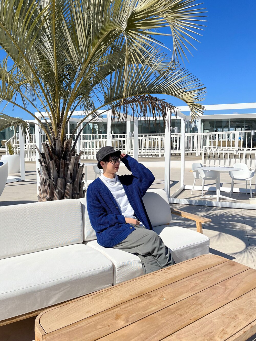 ブルー系のカーディガン/ボレロ、ホワイト系のTシャツ/カットソー、グレー系のその他パンツを着用したメンズの春コーディネートの3枚目の写真