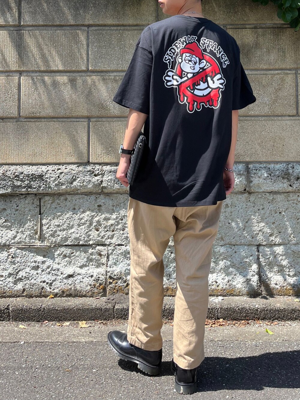 ブラック系のTシャツ/カットソー、ブラック系のスリッポンを着用したメンズの夏コーディネートの2枚目の写真