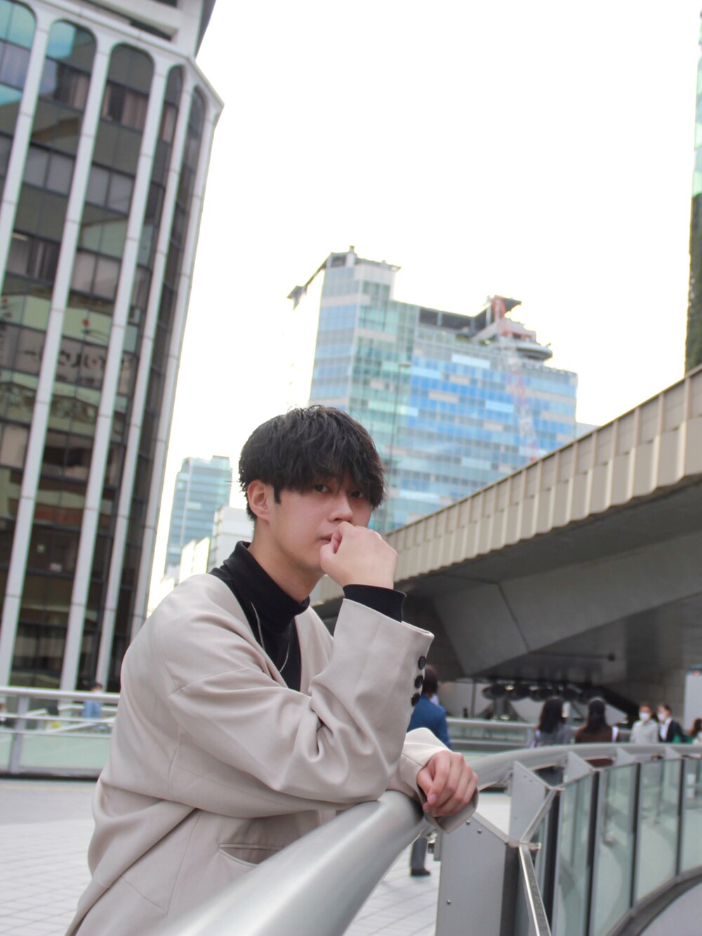 ベージュ系のノーカラージャケット、ブラック系のTシャツ/カットソー、ブラック系のドレスシューズを着用したメンズの春コーディネートの4枚目の写真