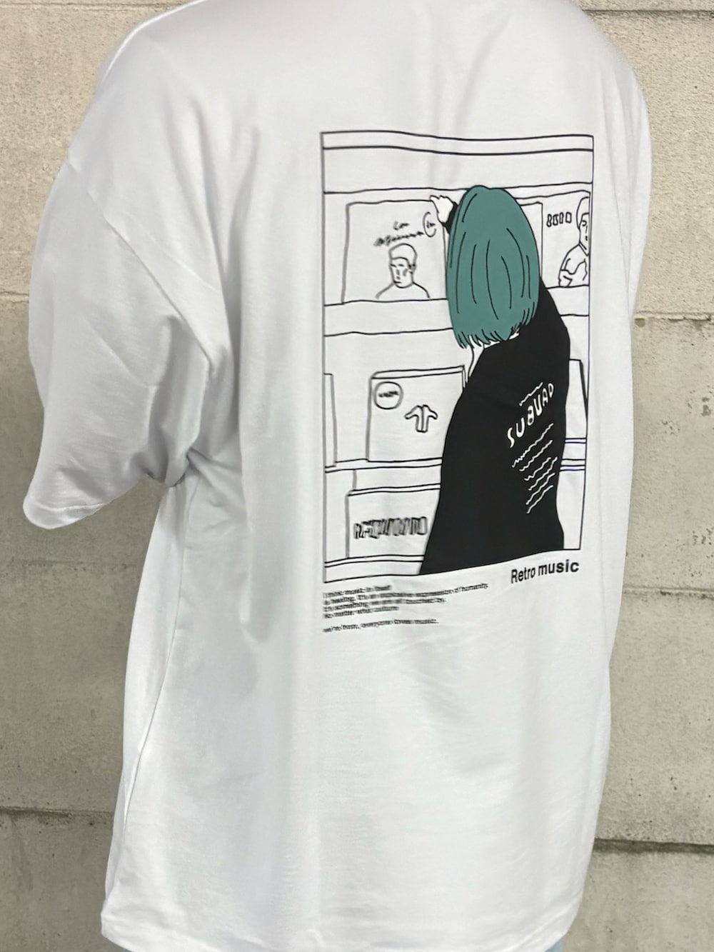 ホワイト系のTシャツ/カットソー、ブルー系のチノパンツ、ホワイト系のスニーカーを着用したメンズの夏コーディネートの2枚目の写真
