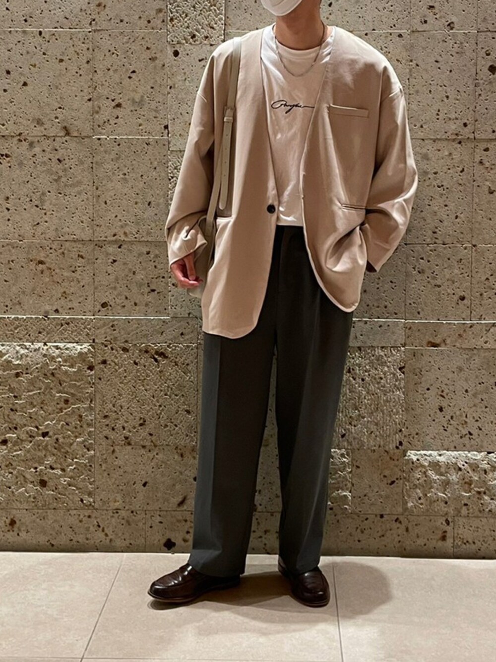 ベージュ系のノーカラージャケット、ホワイト系のショルダーバッグ、グリーン系のその他パンツを着用したメンズの夏コーディネートの2枚目の写真