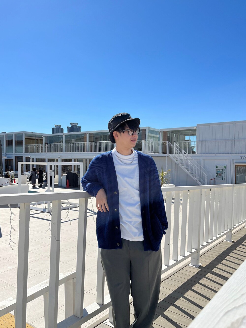 ブルー系のカーディガン/ボレロ、ホワイト系のTシャツ/カットソー、グレー系のその他パンツを着用したメンズの春コーディネートの2枚目の写真