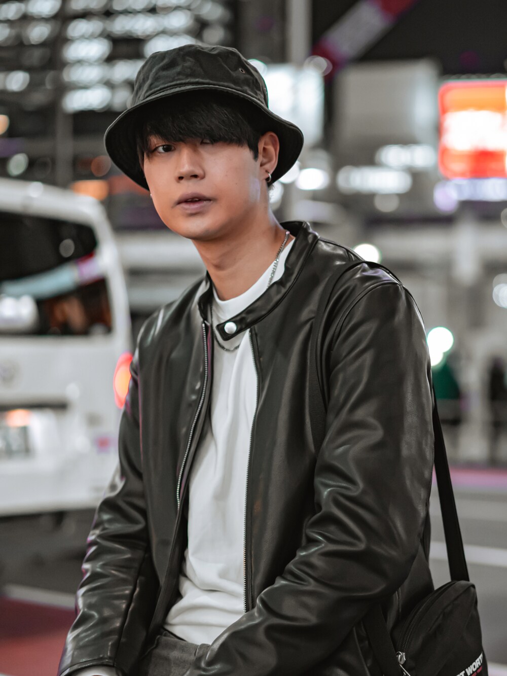 ブラック系のライダースジャケット、グレー系のデニムパンツ、ブラック系のドレスシューズを着用したメンズの春コーディネートの4枚目の写真