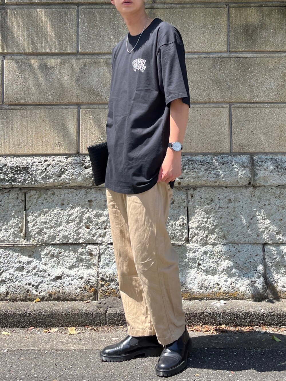 ブラック系のTシャツ/カットソー、ブラック系のスリッポンを着用したメンズの夏コーディネートの3枚目の写真