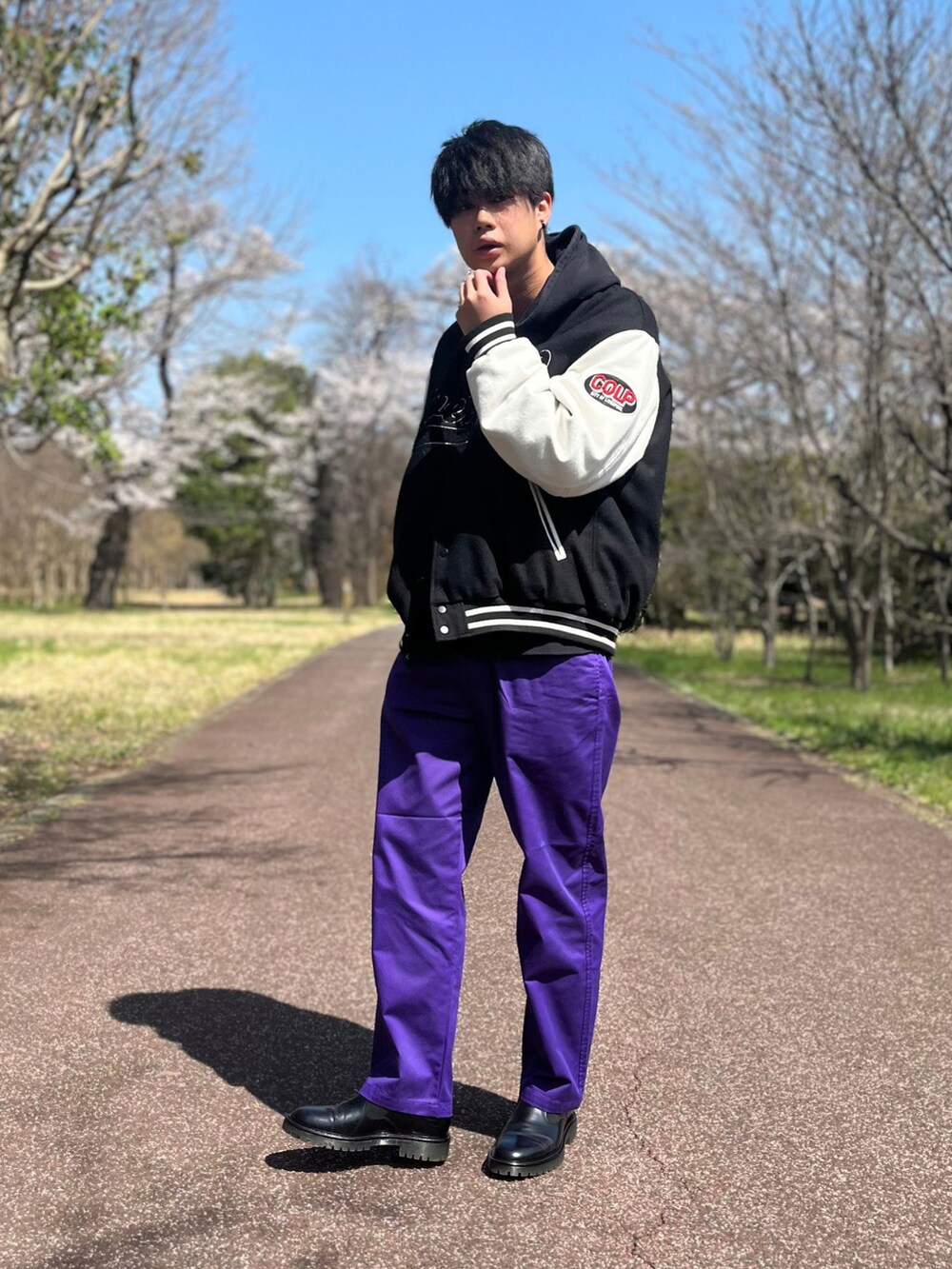 ブラック系のスタジャン、パープル系のチノパンツ、ブラック系のスリッポンを着用したメンズの春コーディネートの2枚目の写真