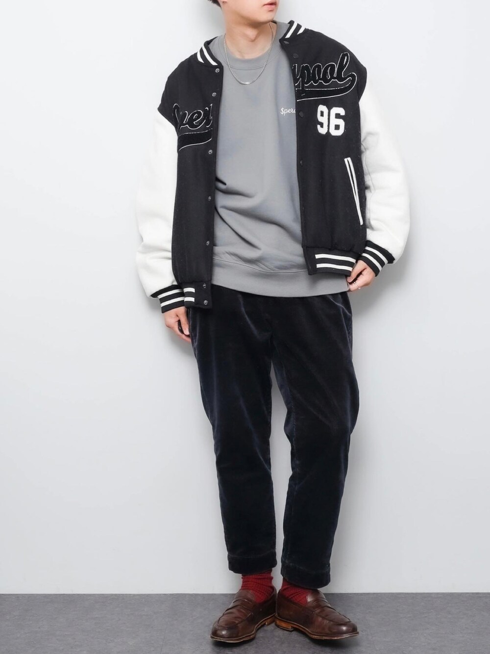 グレー系のスウェット、ブラック系のスタジャン、グリーン系のチノパンツを着用したメンズの冬コーディネートの2枚目の写真