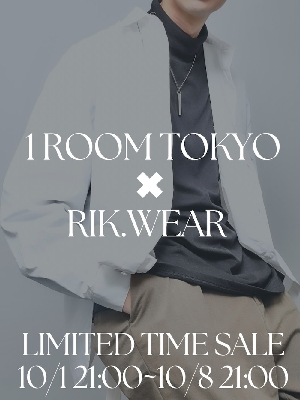 ホワイト系のデニムパンツ、ベージュ系のトレンチコート、ブラック系のTシャツ/カットソーを着用したメンズの秋コーディネートの2枚目の写真