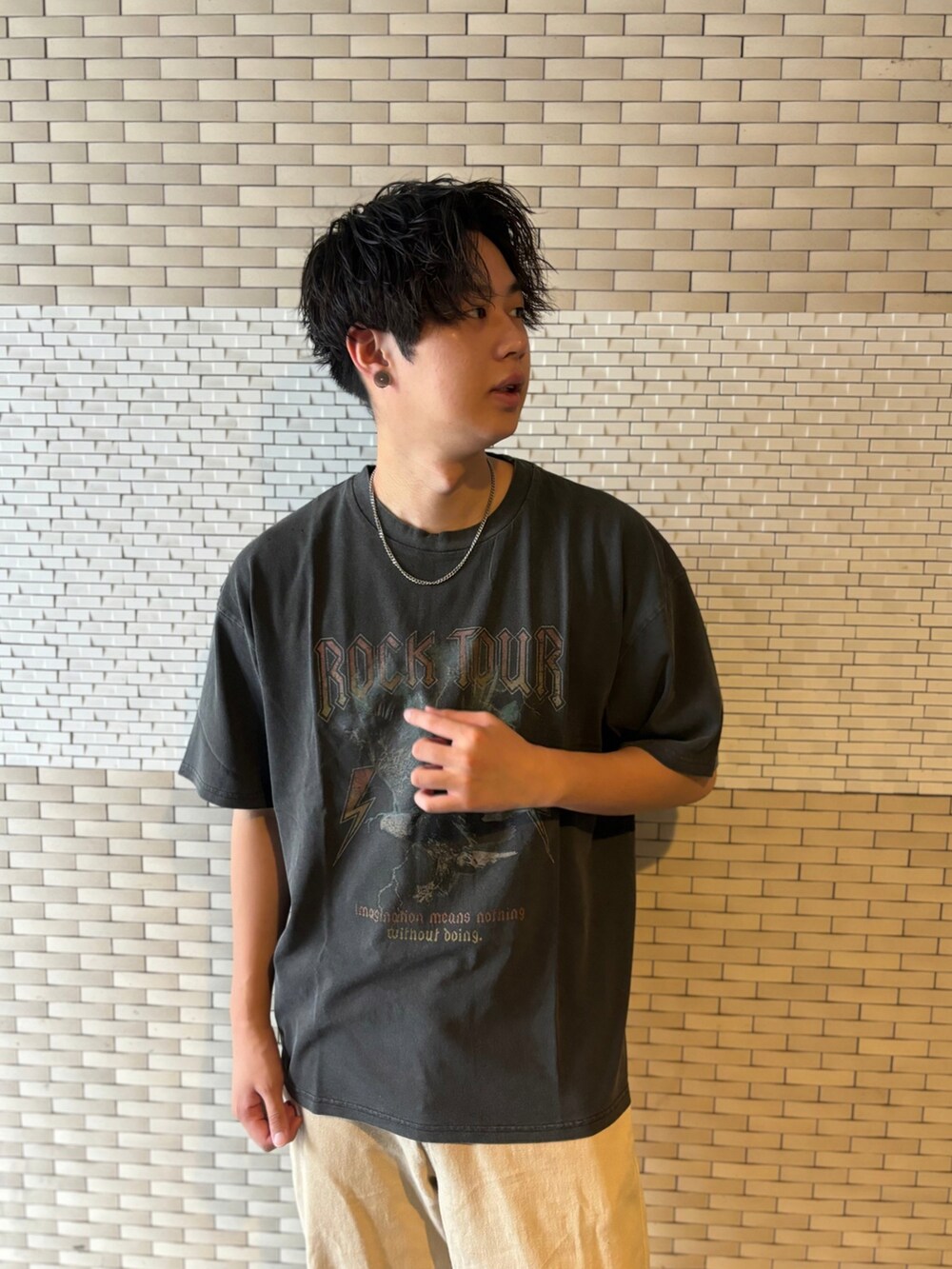 グレー系のTシャツ/カットソー、ベージュ系のチノパンツを着用したメンズの夏コーディネートの2枚目の写真
