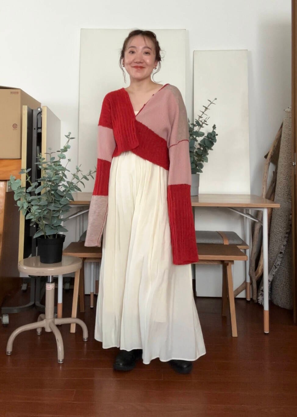 ホワイト系のワンピース、レッド系のニット/セーターを着用したレディースの夏コーディネートの2枚目の写真