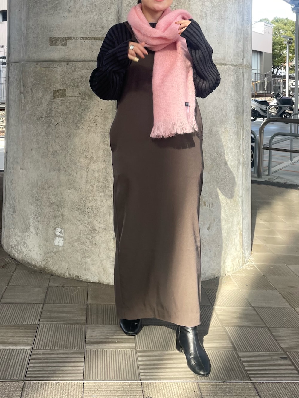 ブラック系のブーツ、ブラウン系のワンピース、ブルー系のニット/セーターを着用したレディースの冬コーディネートの2枚目の写真