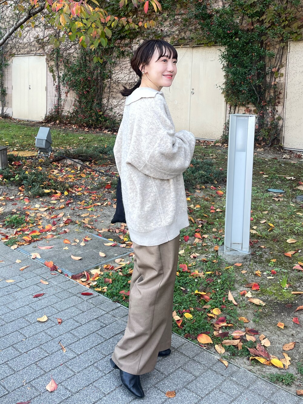 ホワイト系のTシャツ/カットソー、ベージュ系のニット/セーター、ブラウン系のその他パンツを着用したレディースの冬コーディネートの3枚目の写真