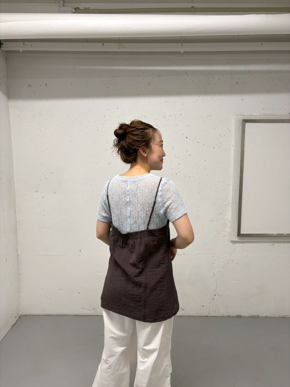 ブルー系のTシャツ/カットソー、ホワイト系のその他パンツを着用したレディースの夏コーディネートの3枚目の写真