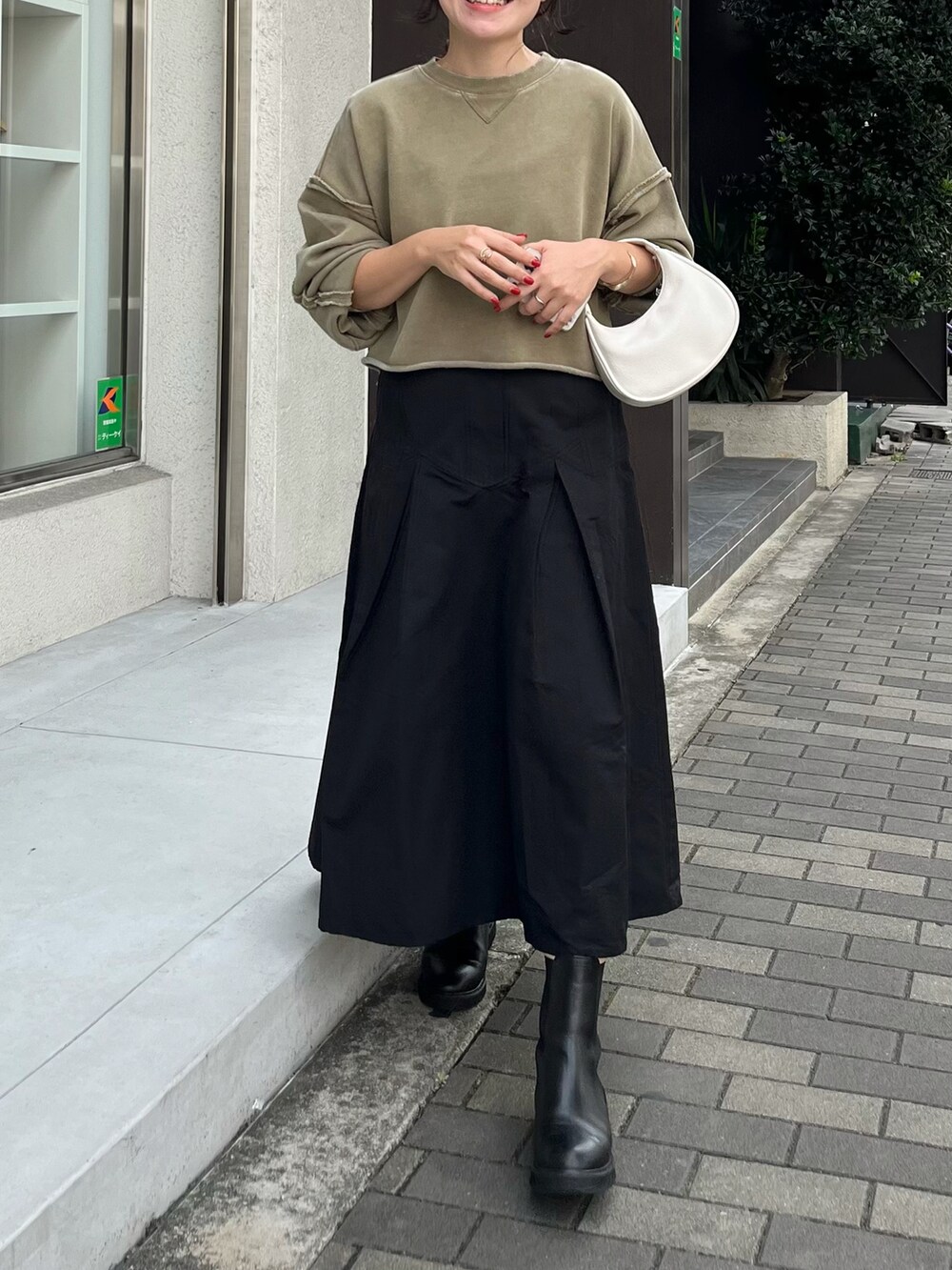「WEARハロウィン2022、大人カジュアル、きれいめカジュアル、シンプルコーデ、スウェット、カーキ、フレアスカート、サイドゴアブーツ、ミニバッグ、ショート丈トップス、ハイウエスト、KBF、マイベストコーデ2022」｜「KBFの『UR TECH』クロップドダメージスウェット（スウェット、グリーン系）」を使った、MIKOさん（レディース・155cm）の秋コーディネートの2枚目の写真