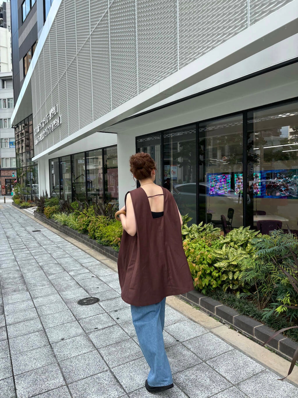 ブラウン系のワンピースを着用したレディースの夏コーディネートの2枚目の写真