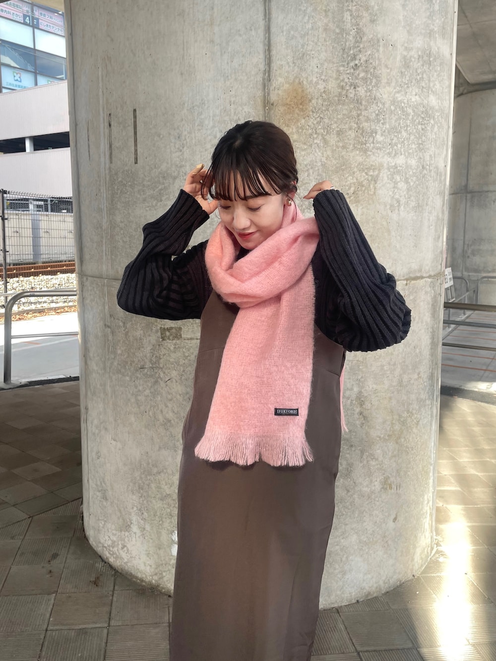 ブラック系のブーツ、ブラウン系のワンピース、ブルー系のニット/セーターを着用したレディースの冬コーディネートの3枚目の写真