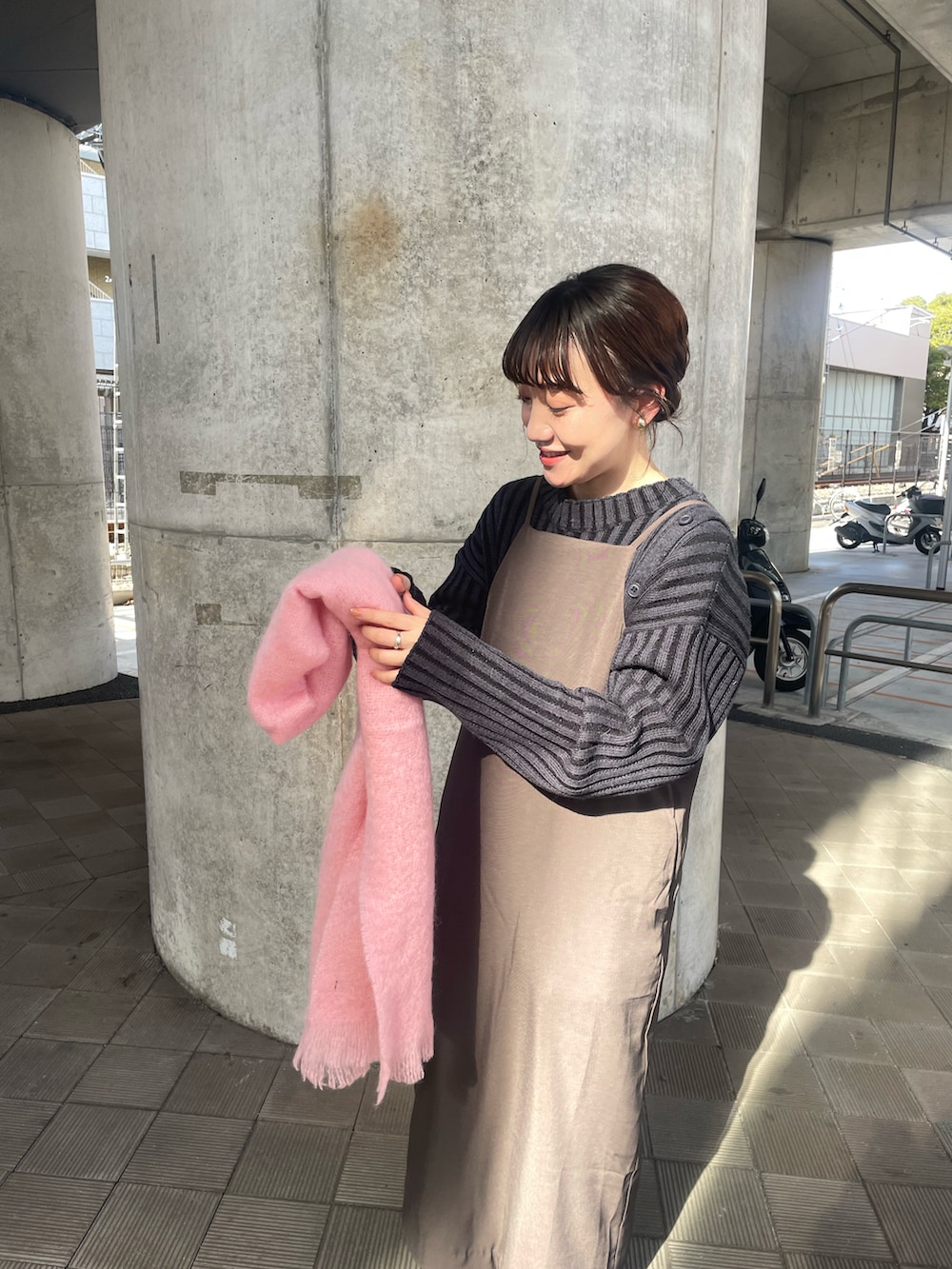 ブラック系のブーツ、ブラウン系のワンピース、ブルー系のニット/セーターを着用したレディースの冬コーディネートの4枚目の写真