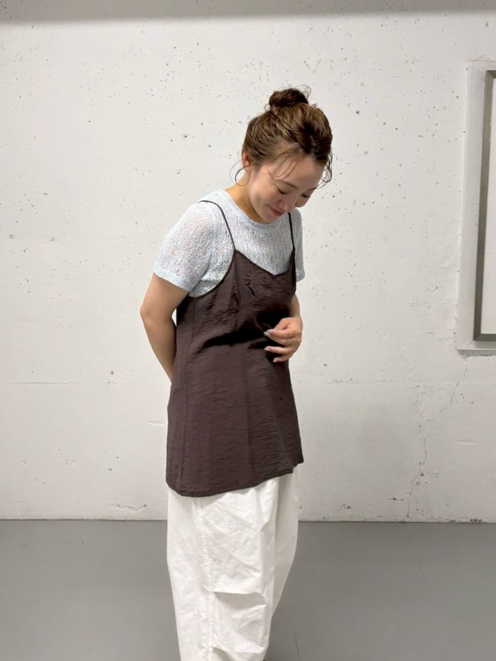 ブルー系のTシャツ/カットソー、ホワイト系のその他パンツを着用したレディースの夏コーディネートの2枚目の写真