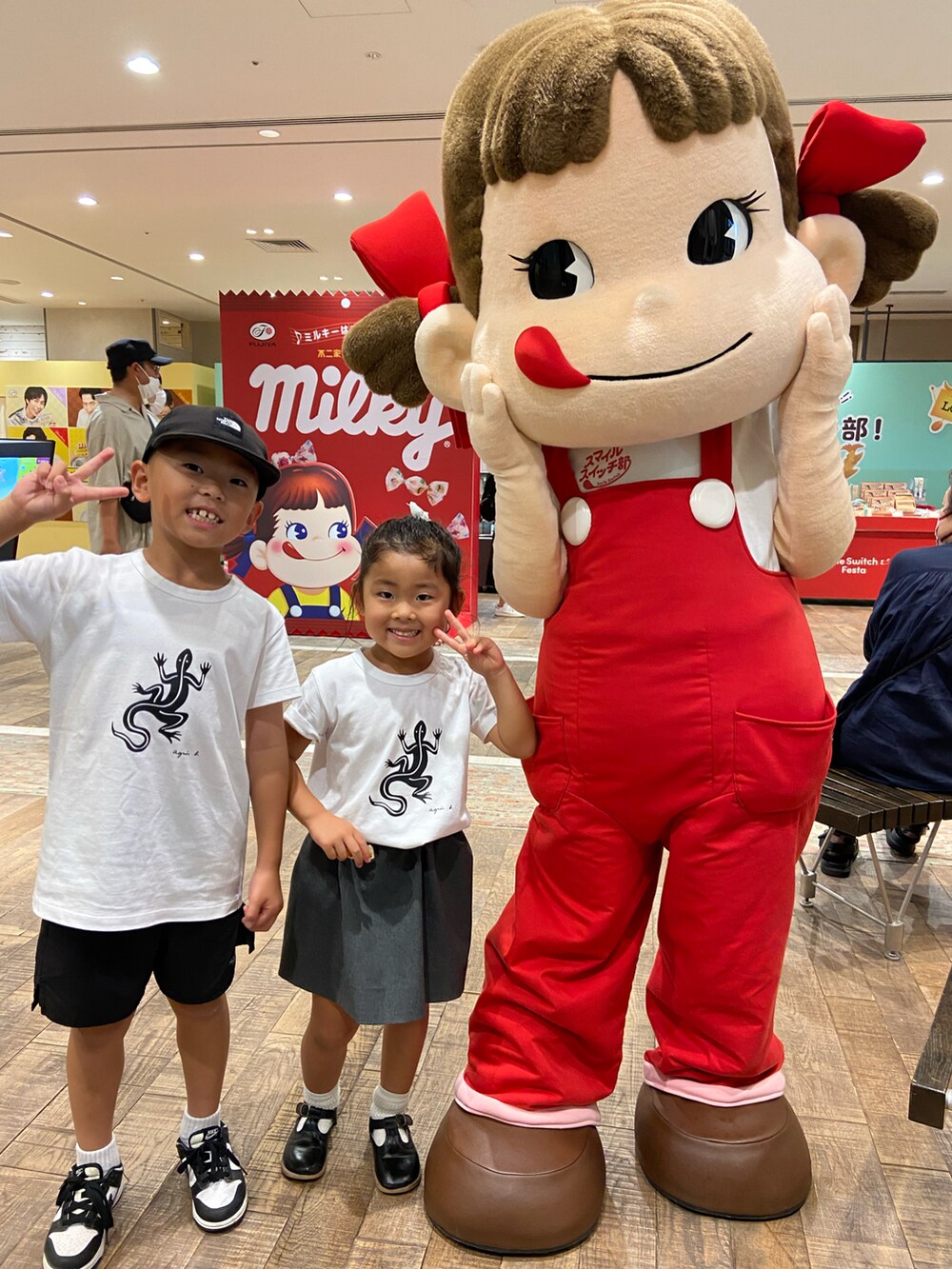 ホワイト系のトップス、ブラック系のパンツを着用したキッズの夏コーディネートの2枚目の写真