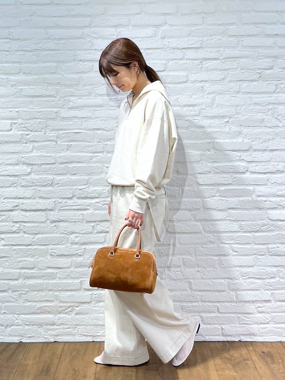 ホワイト系のスウェット、グレー系のサロペット/オーバーオールを着用したレディースの冬コーディネートの2枚目の写真