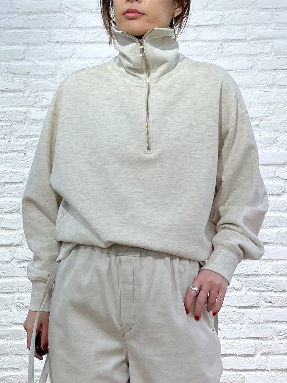 ホワイト系のスウェット、グレー系のサロペット/オーバーオールを着用したレディースの冬コーディネートの6枚目の写真