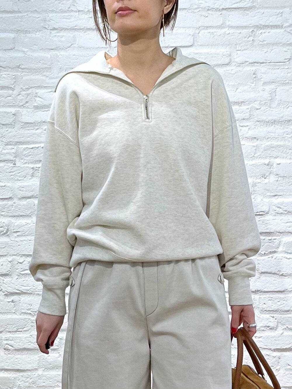 ホワイト系のスウェット、グレー系のサロペット/オーバーオールを着用したレディースの冬コーディネートの5枚目の写真