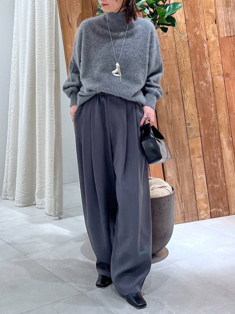 グレー系のその他パンツ、グレー系のニット/セーターを着用したレディースの冬コーディネートの4枚目の写真