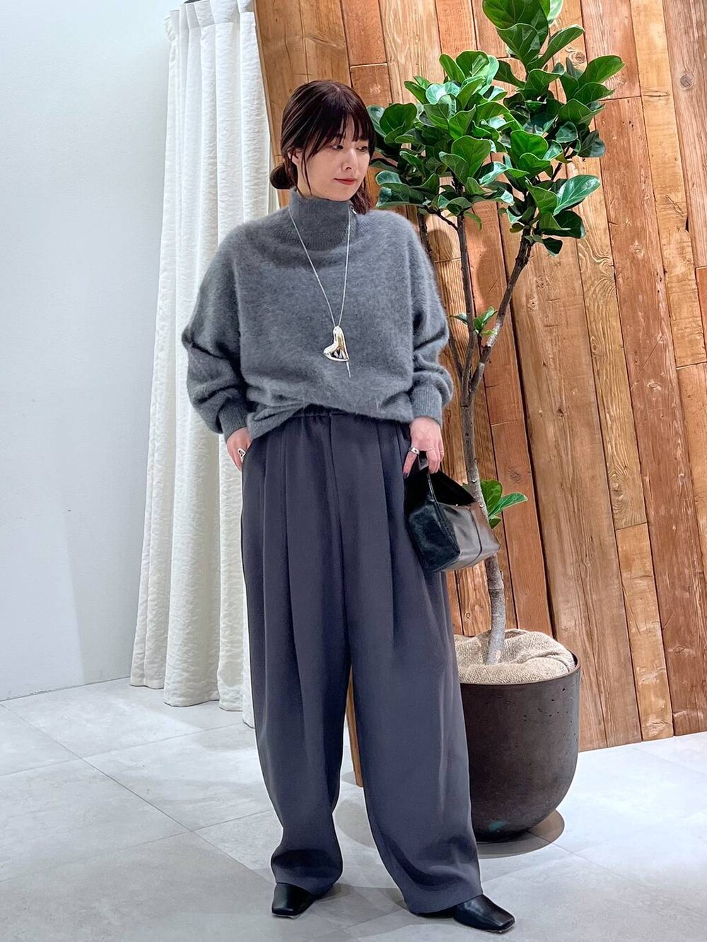 グレー系のその他パンツ、グレー系のニット/セーターを着用したレディースの冬コーディネートの2枚目の写真