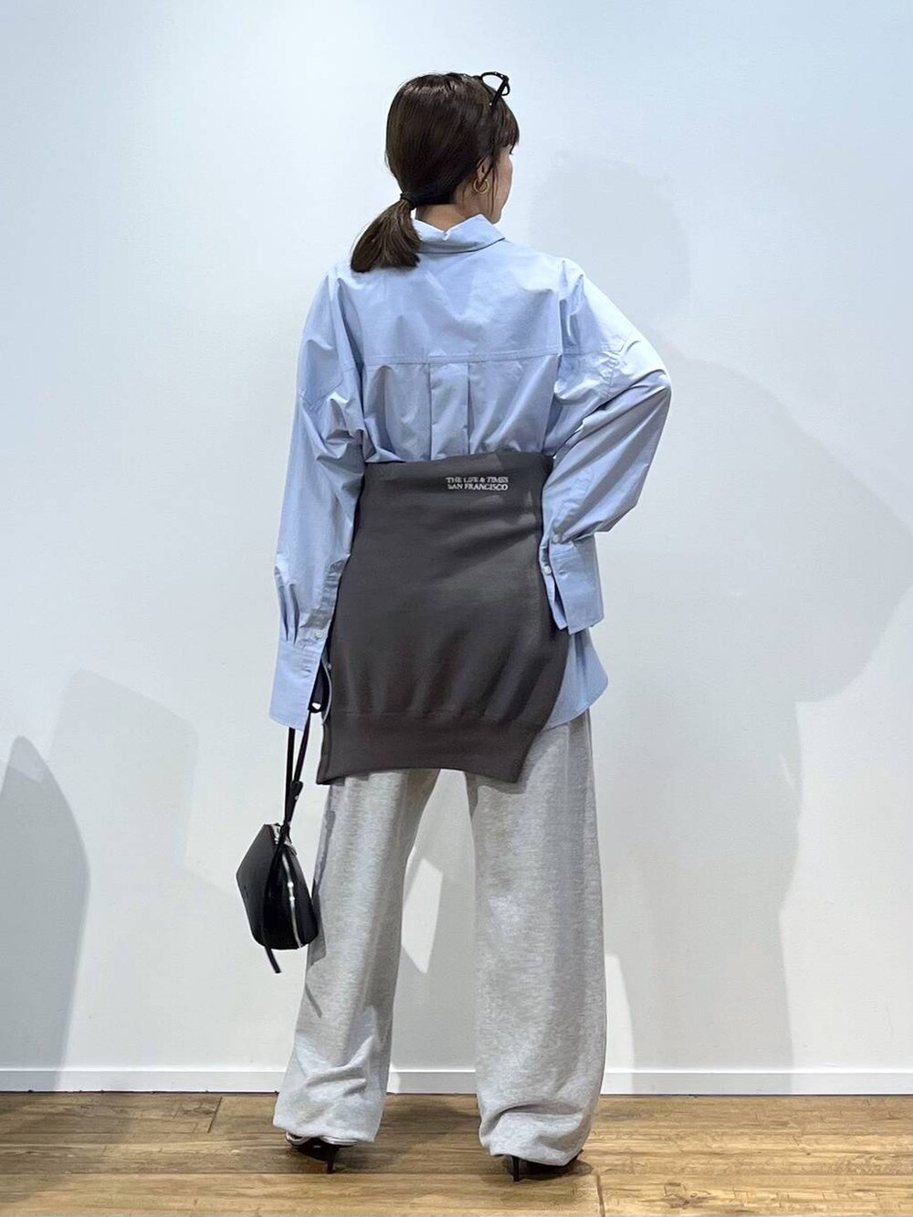 ブラック系のショルダーバッグ、グレー系のスウェットパンツ、グレー系のスウェットを着用したレディースの秋コーディネートの5枚目の写真