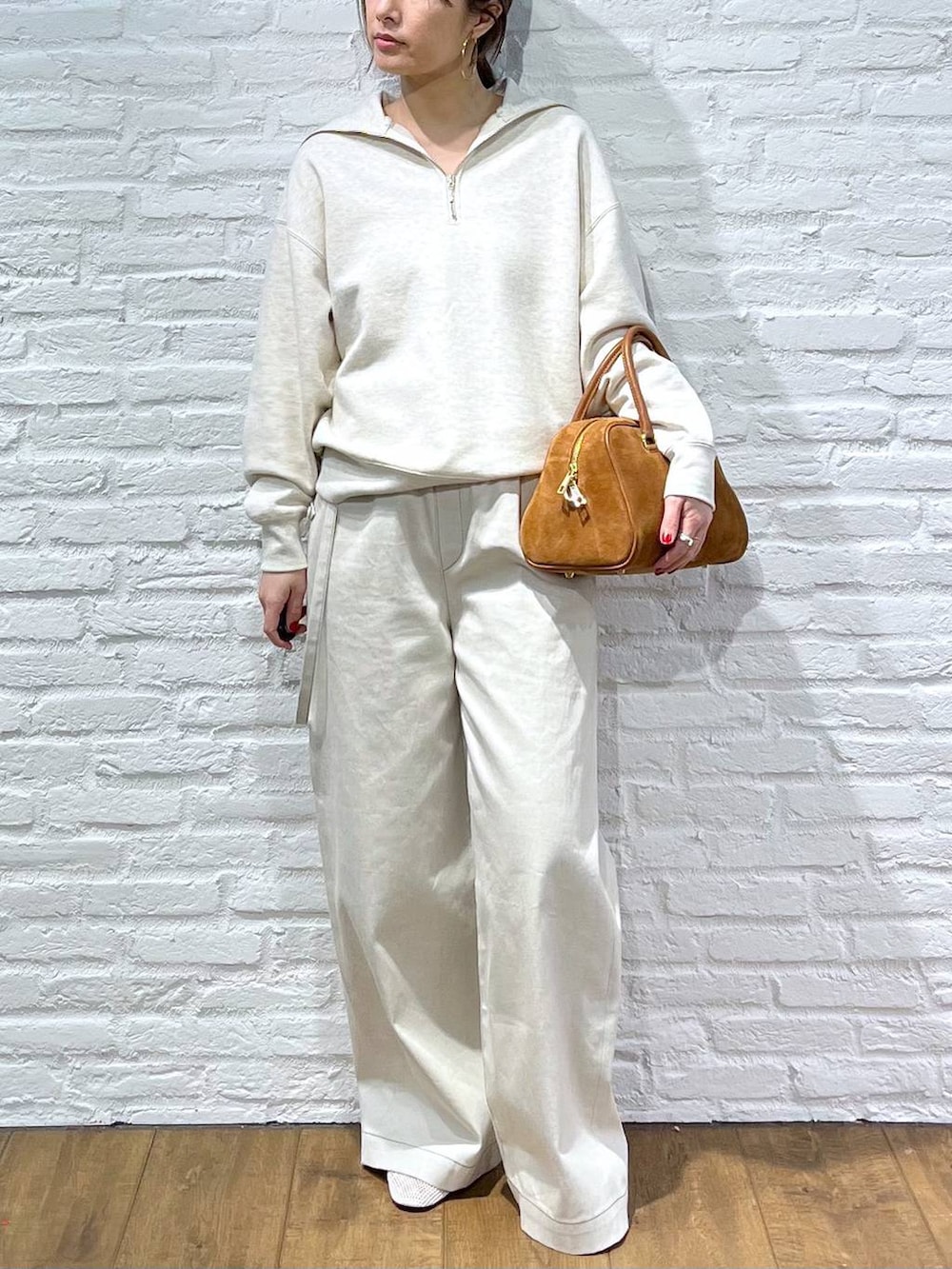 ホワイト系のスウェット、グレー系のサロペット/オーバーオールを着用したレディースの冬コーディネートの4枚目の写真