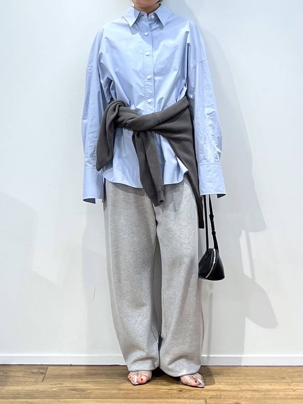 ブラック系のショルダーバッグ、グレー系のスウェットパンツ、グレー系のスウェットを着用したレディースの秋コーディネートの6枚目の写真