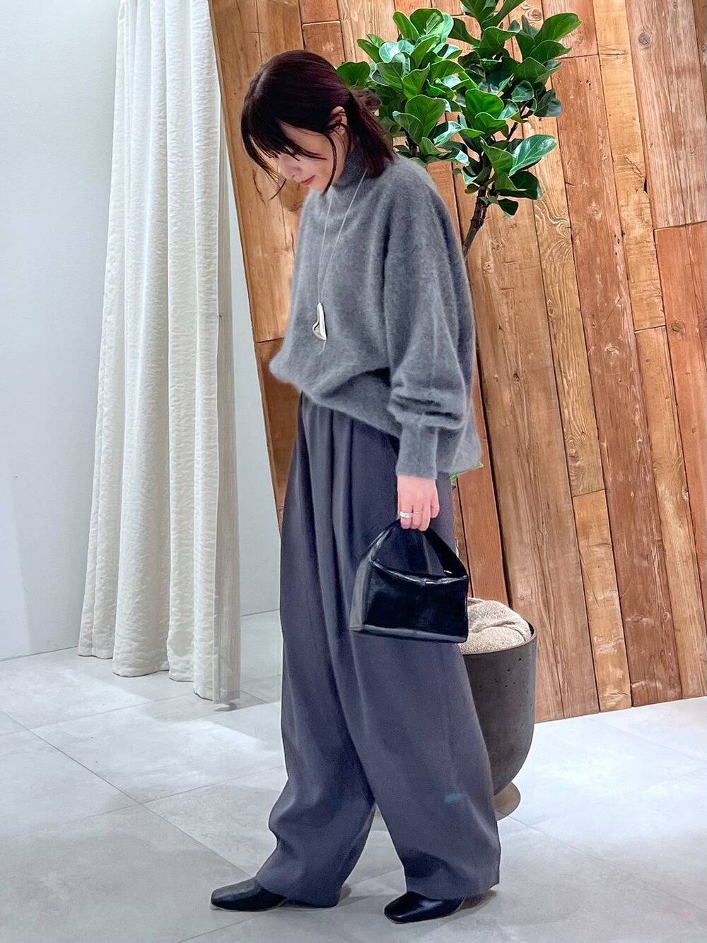 グレー系のその他パンツ、グレー系のニット/セーターを着用したレディースの冬コーディネートの3枚目の写真