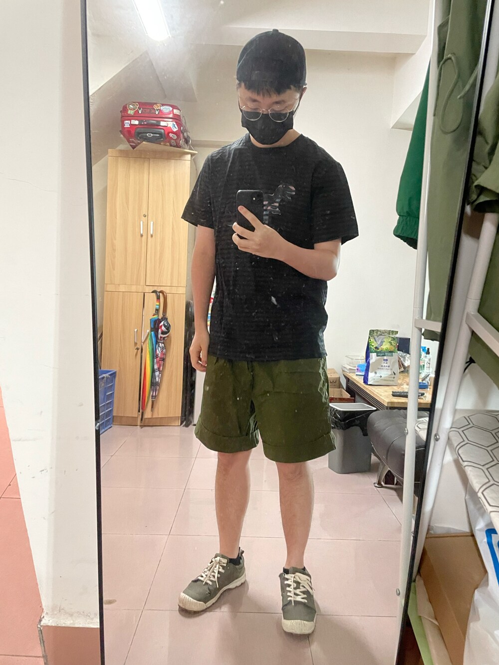 ブラック系のトートバッグ、グリーン系のスニーカー、グリーン系のTシャツ/カットソーを着用したメンズの春コーディネートの2枚目の写真